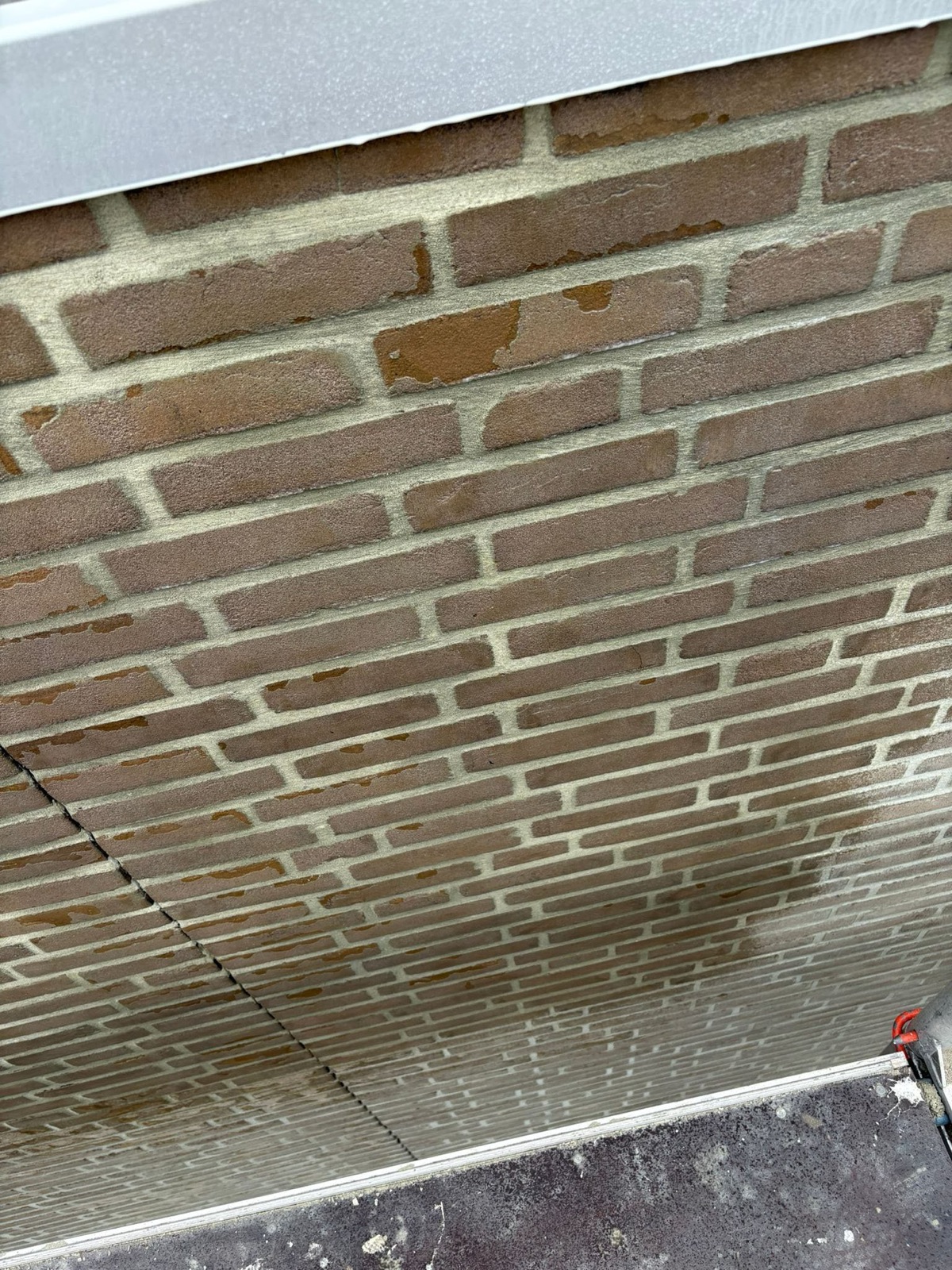 Metselwerk aan de onderzijde van een gevel