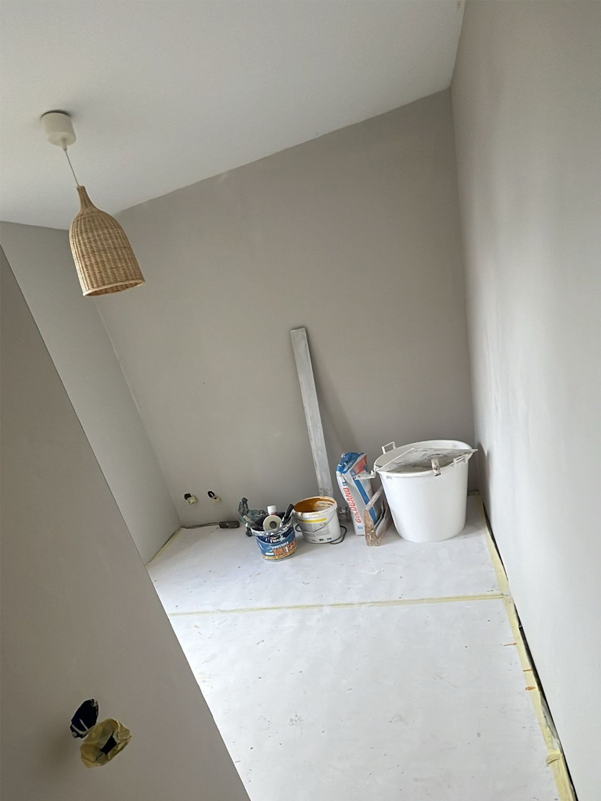 Kamer met strak gestucte witte wanden