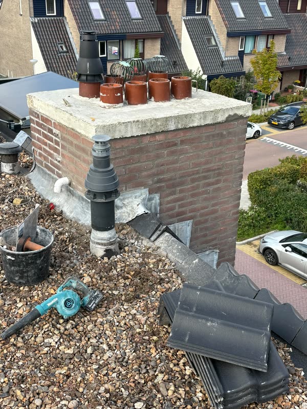Schoorsteen op een plat dak tijdens de renovatie